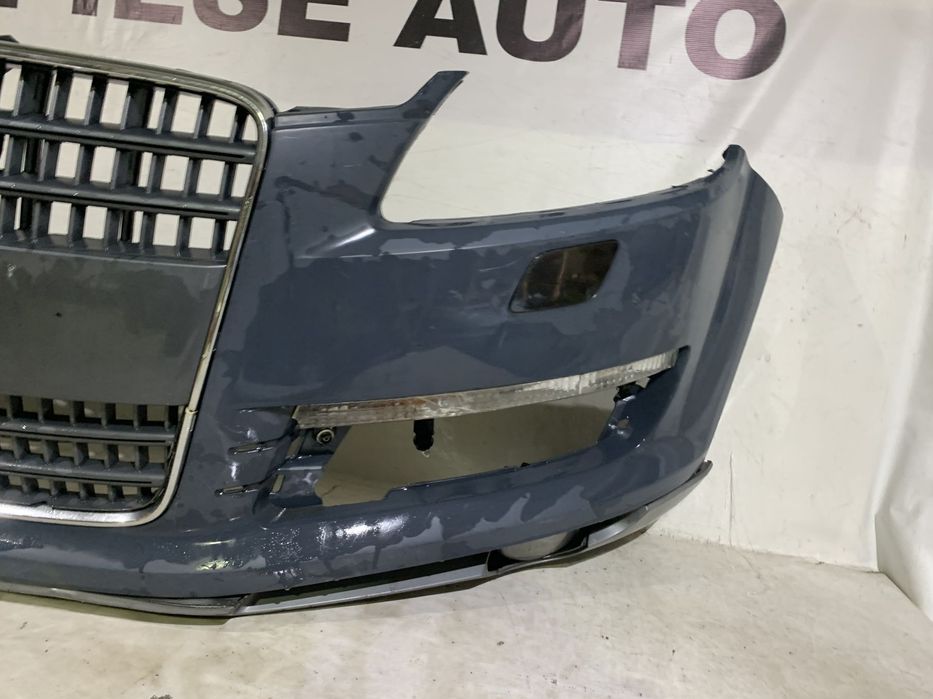 Bara fata Audi Q7, 2006, 2007, 2008, 2009, 2010, cod origine OE 4L0807437, cu gauri pentru spalatori faruri. Bara este noua, spoilerul atins si grila radiator defecta.