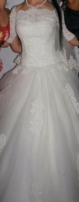 Свадебные платья;30000 т 42-44 размер.