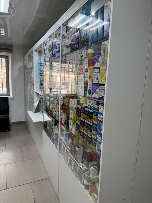 Продам витрину для аптеки почти новый
