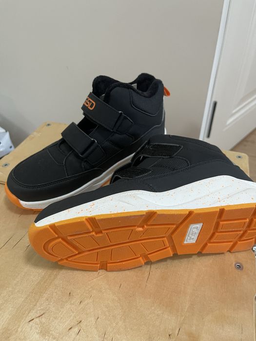 Продам детские ботинки