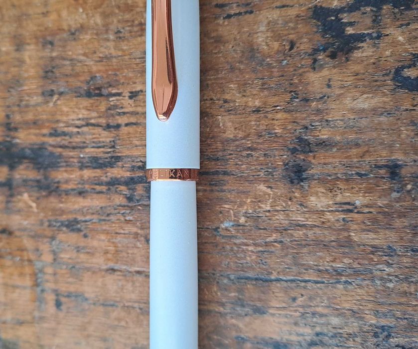 писалка Пеликан Peliкan перлено бяло и розов злато метал Peliкan Perl