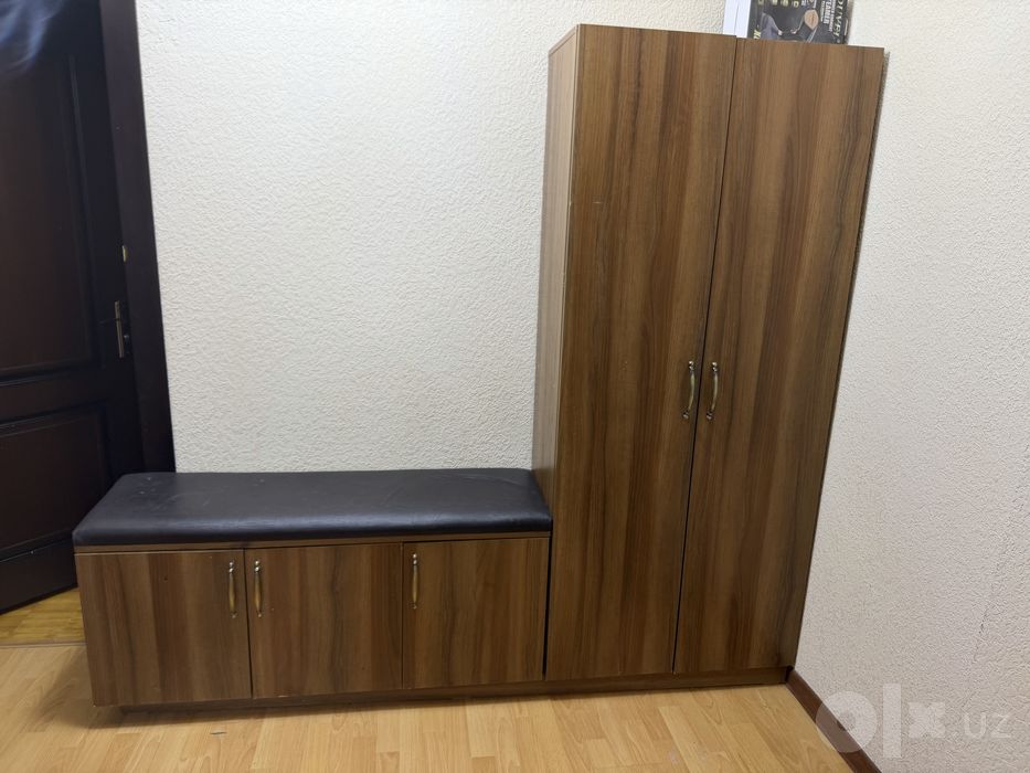 Продаю срочно прихожку и стол