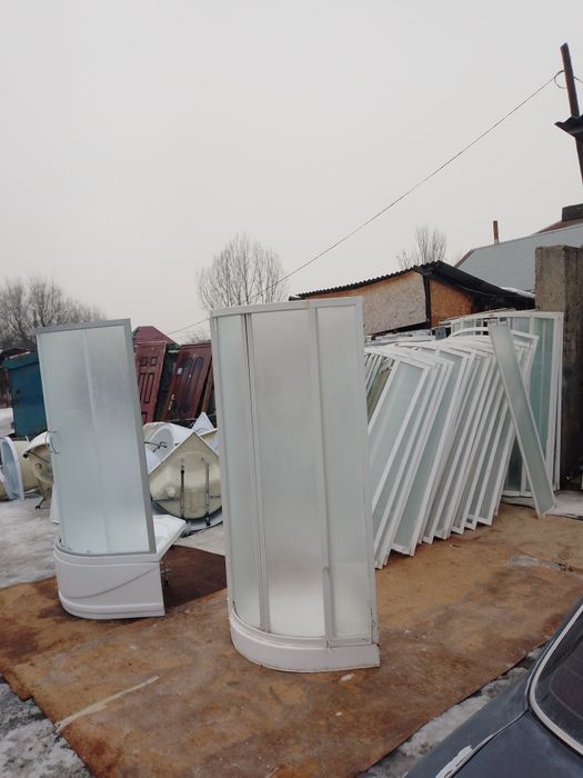Улица Азаттык дом51 дверь , перегородка душевой кабины двери .