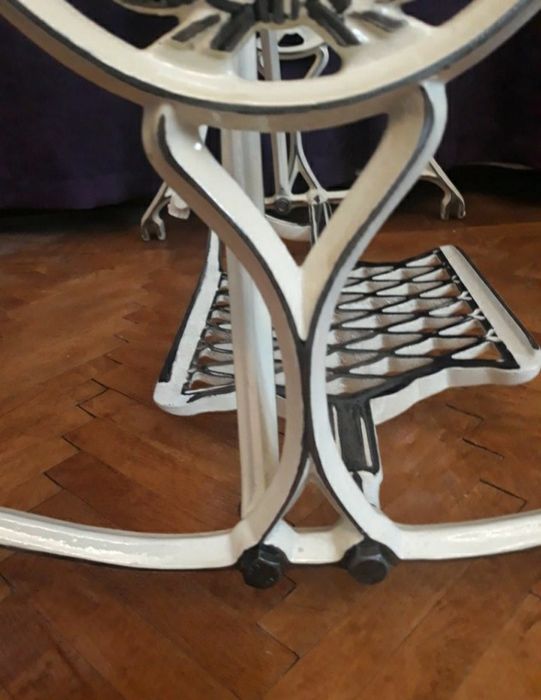 Picioare vechi din fontă, Singer