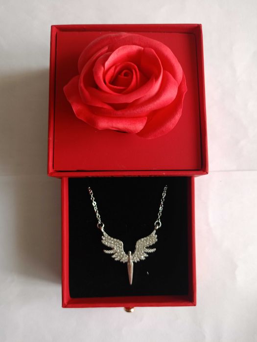 Продавам дамско колие