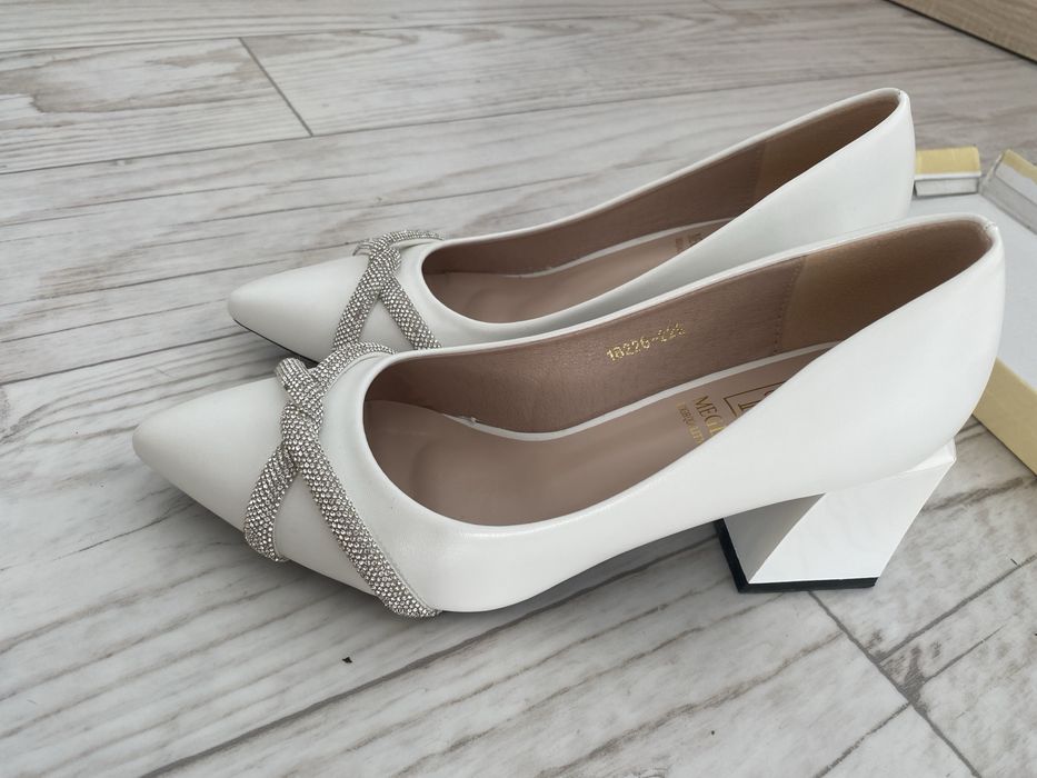 Туфли белые не большой каблук