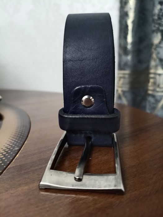 Кожаный ремень синего цвета.