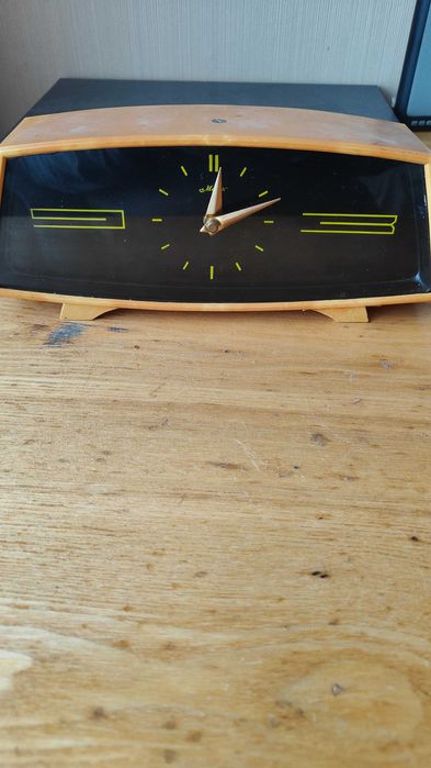 Часы настольные продам