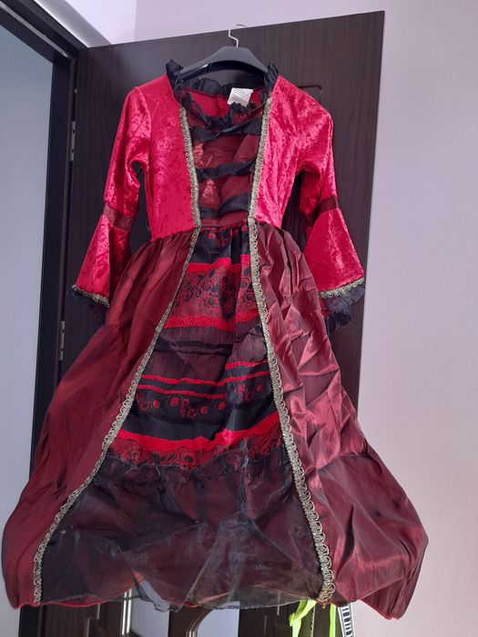 Costum contesa fete