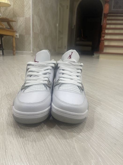 Продам новый кроссови Jordan 4 размер 40