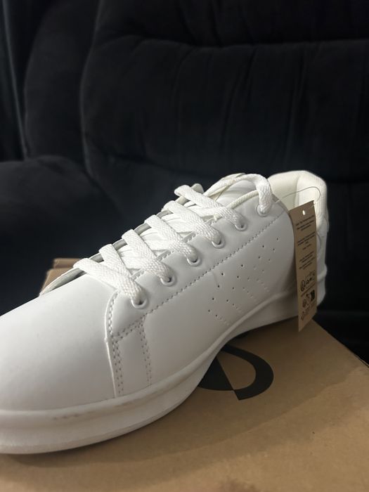 Adidasi hummel noi cu eticheta