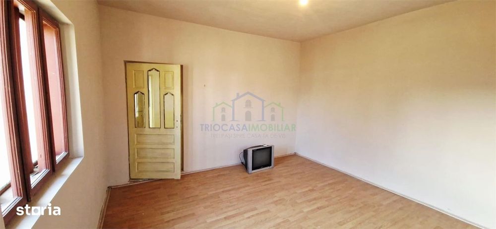 Casa Bradesti , teren  intravilan 7952 mp , deschidere 33 m la DE 70