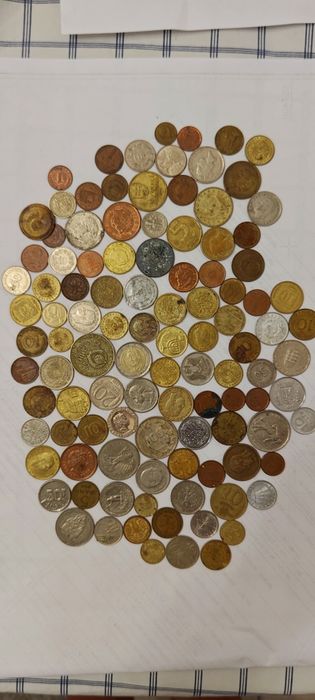 Ofer spre vânzare monde din diferite perioade istoricen