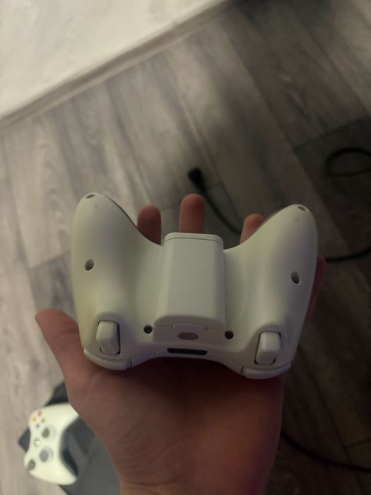 Xbox 360 cu doua controllere si adaptor original