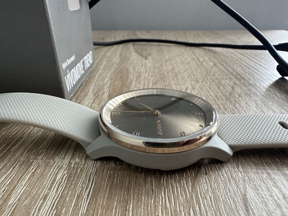 Часовник Garmin vivomove trend