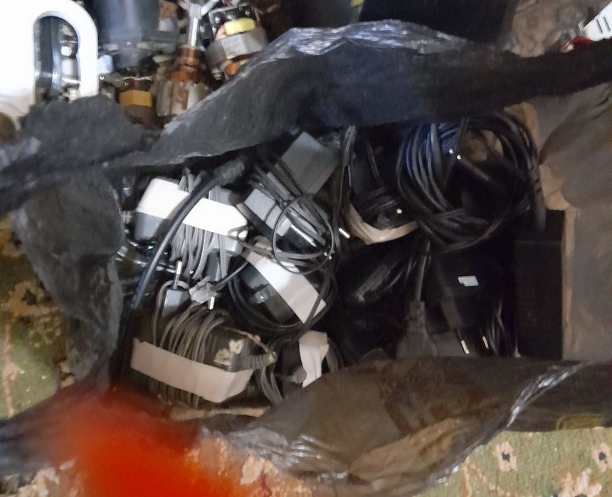 Срочно. Разные блок питания 11шт, разные вольты и 3 зарядки.Работают