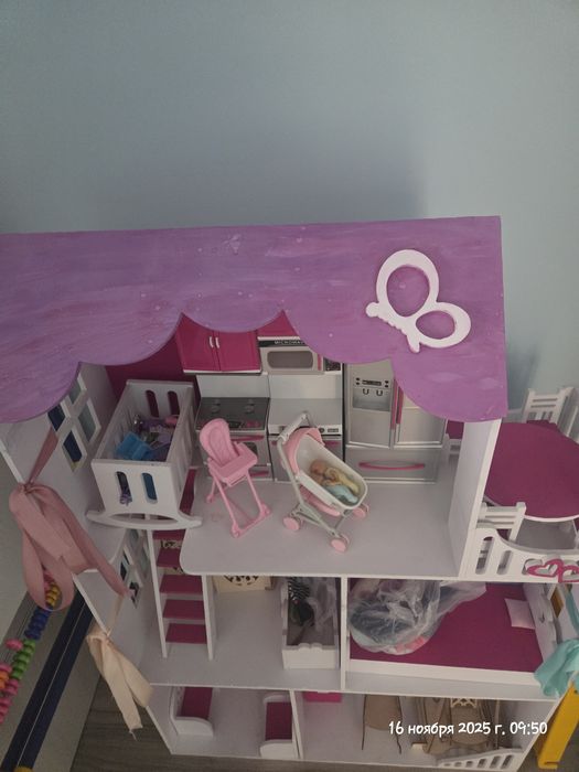 Домик Барби. Игрушки