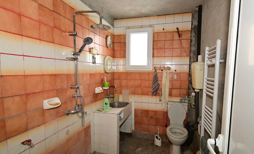 Самостоятелна, двуетажна, масивна къща в гр. Радомир