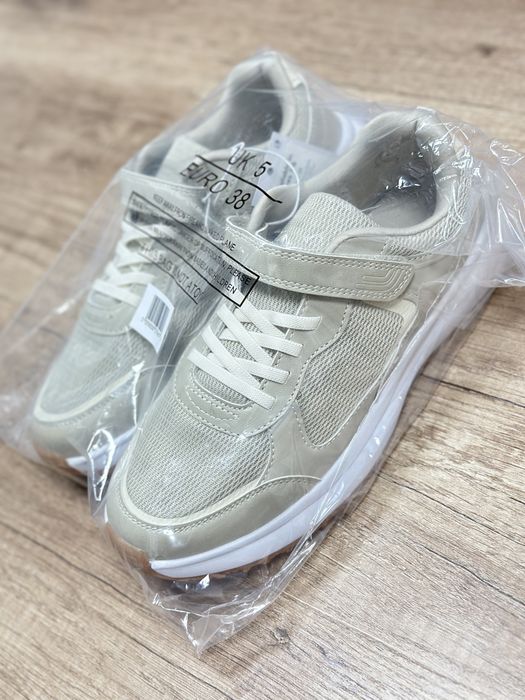 В наличии кроссовки, 37. Англия.