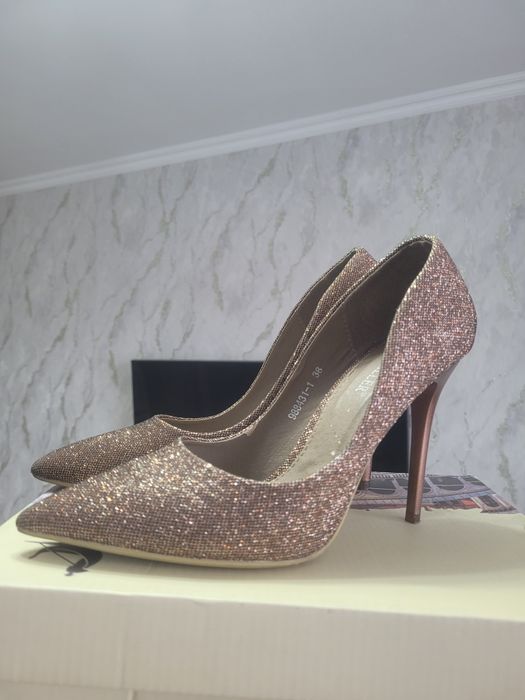 Блестящие туфли на корпоратив