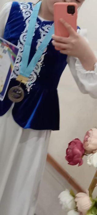 Продаю Платье белое с кажекей.