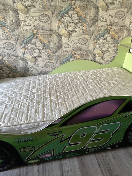 Детская кровать машинка