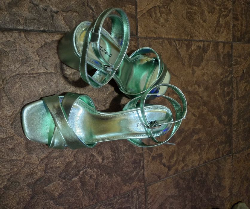 Сандали в зелено с метален ефект.