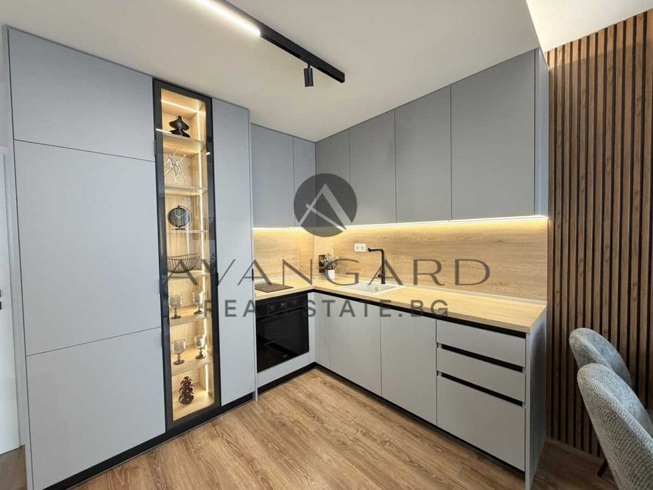 оф.25472 Дизайнерски тристаен/ Съдийски