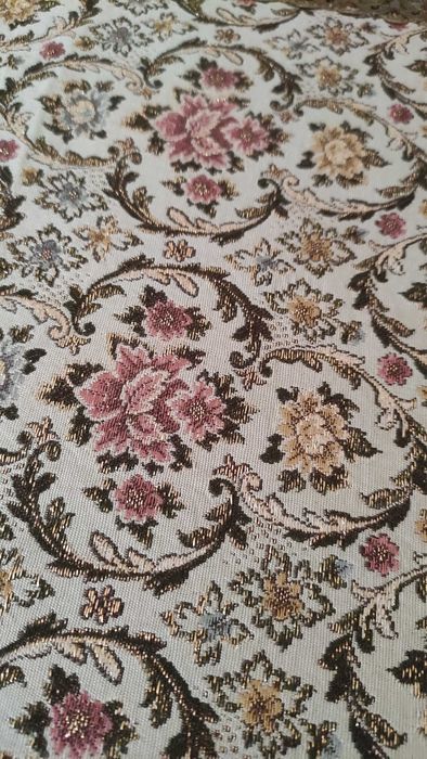 Красива покривка за маса/тишлайфер с втъкана златна нишка