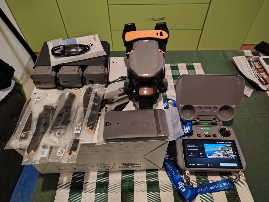 ЧИСТО НОВ ДроН  DJI Air 3S Fly More Combo (DJI RC 2) + ГАРАНЦИЯ ТЕХНОПОЛИС до 08.2027 г