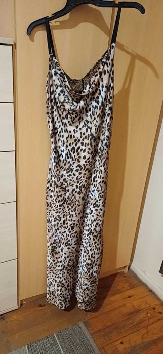 Леопардова сатенена рокля с цепка Guess, оригинална, НОВА
