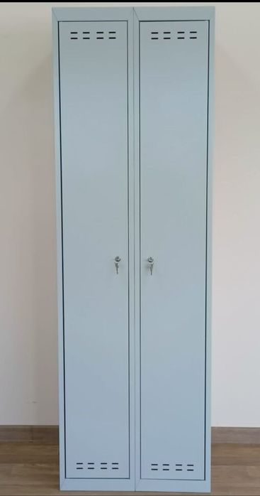 Шкаф металлический раздельный.