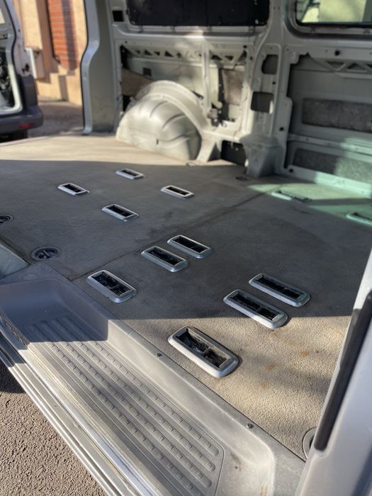 Mocheta  podea interior  VW Caravelle T5 pret 1500 lei