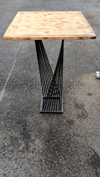 Vând masă bar din fier cu un design deosebit.