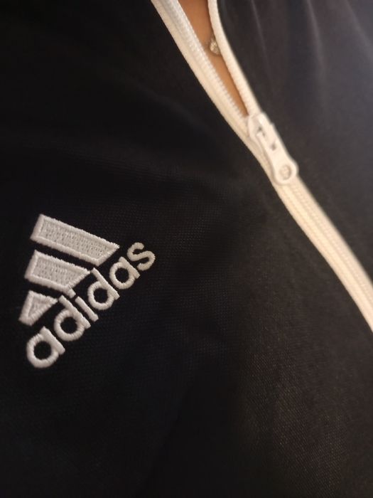 Bluze Adidas noi cu etichetă.