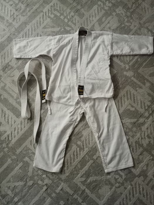 Кимоно и перчатки для каратэ
