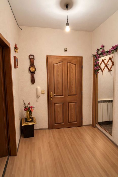 Тристаен апартамент в саниран блок в кв. Струмско, гр. Благоевград