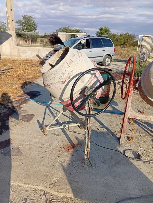 Vând betoniera defecta