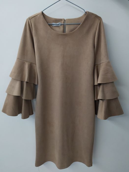 Къса рокля с дълги ръкави