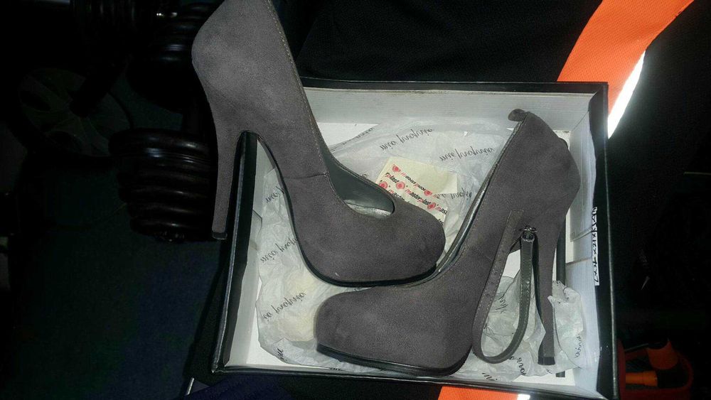 Разни яки обувки