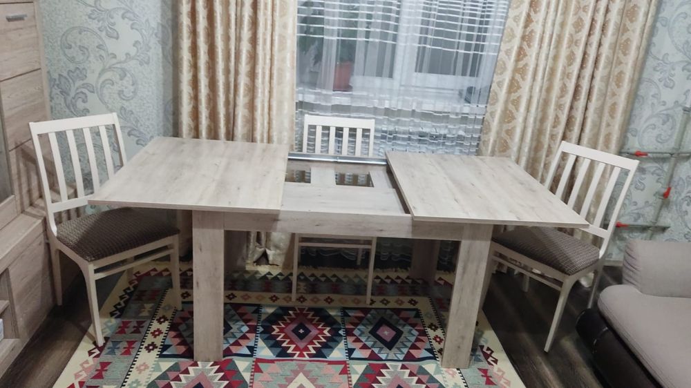 Стол со стульями обеденный