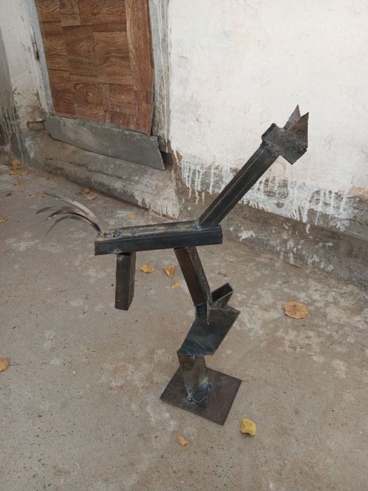 Скульптура из железного мусора