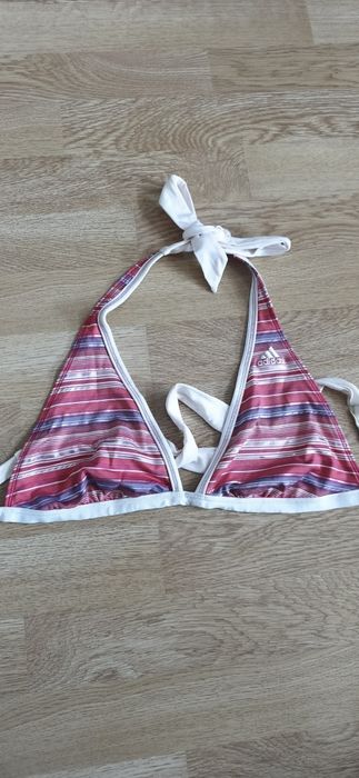 Sutien adidas purtat