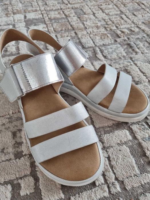 Продам босоножки на девочку