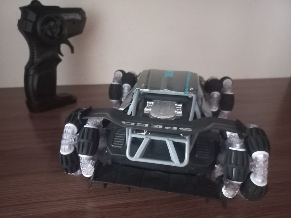 Машинка на пульте управление