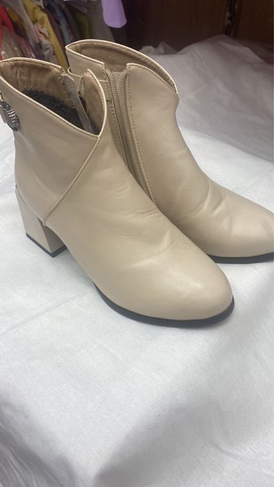 Белые женские сапоги