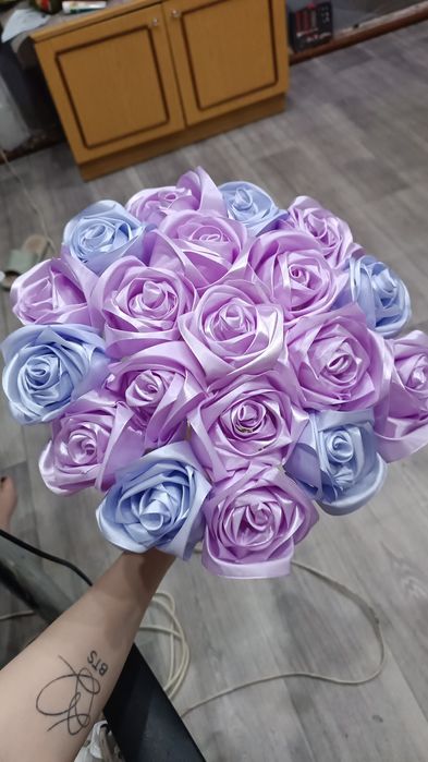 розы из атласной ленты