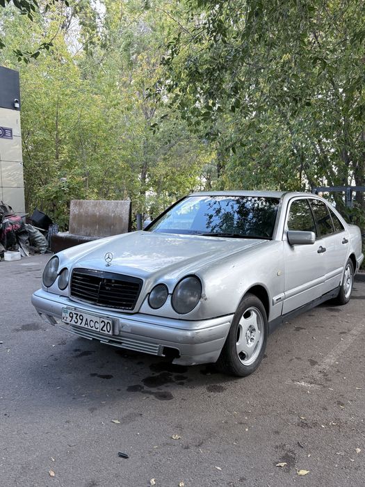 Продам машину мерседес Е230 лупарик механика