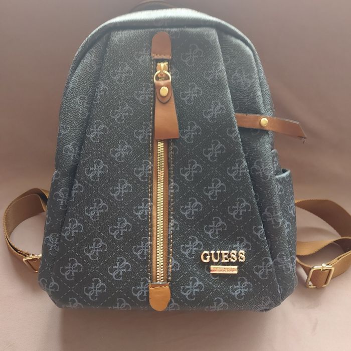 Дамска раница GUESS