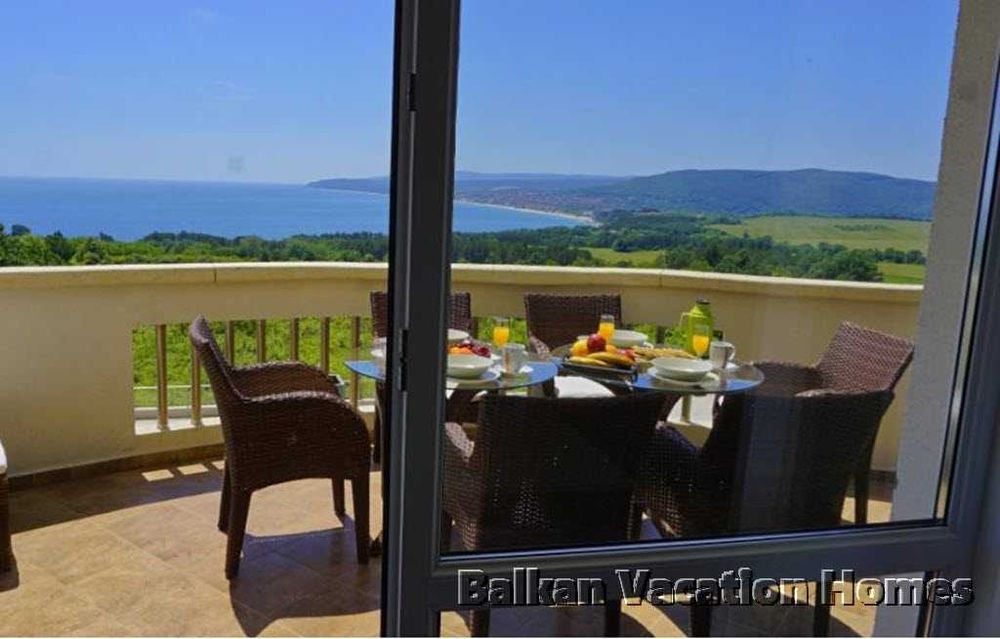 Тристаен апартамент в затворен комплекс в Бяла